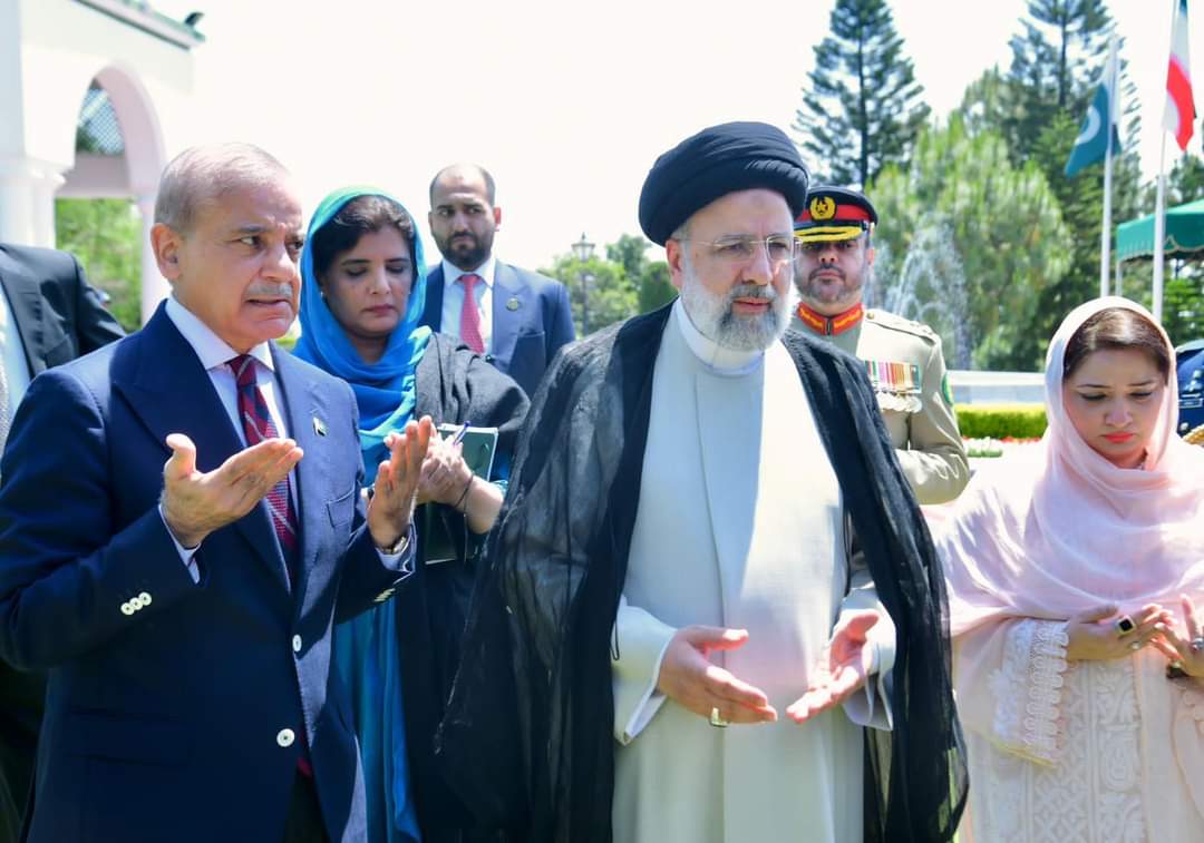 ایرانی صدر رئیسی لاہور پہنچ گئے، مزار اقبال پر حاضری دی۔